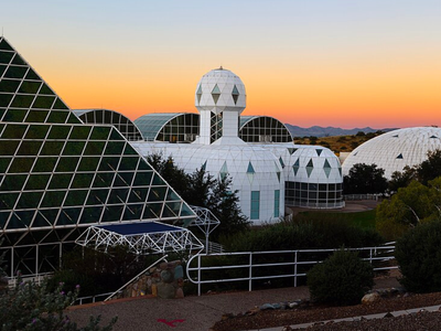 In 1991, 8 people shut themselves for 2 years inside an airtight Arizona dome, and the walls quietly swallowed their oxygen for 475 days before anyone figured out why