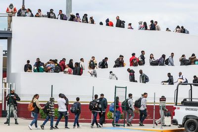 Supreme court lets Trump turn back asylum seekers at US-Mexico border