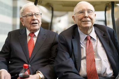 These 5 Charlie Munger psychology lessons show why mindset matters more than intelligence, talent, or luck — lessons from Warren Buffett’s most trusted partner