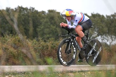 Zoe Bäckstedt defends her British elite women's time trial title ahead of Anna Morris