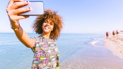 Over 50% of British holidaymakers get caught in “holiday photo perfection loop”, warn experts
