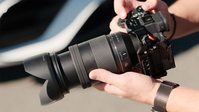 Want a cheap and compact ‘holy trinity’ lens for Sony cameras? New LK Samyang/Rokinon AF 60-180mm f/2.8 FE is the final piece of the puzzle