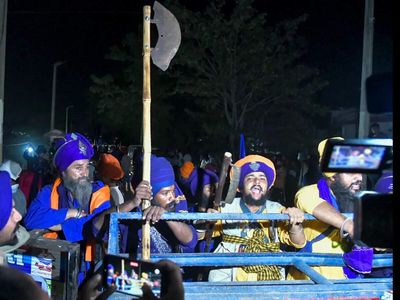 Tensions at Uttarakhand border as Nihang Sikhs breach barricades, head towards Hemkund Sahib