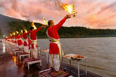 Man earns Rs 2350 in just 180 mins while applying tilak in Rishikesh, netizens amused