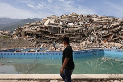 Venezuela earthquakes latest: Death toll soars to 235 with 40,000 missing as emergency crews search for survivors
