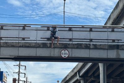Pathum Thani police praised for rescuing man from bridge