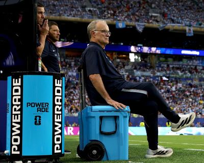 Bielsa’s first meeting with former pupil De la Fuente comes at fractious moment for Uruguay