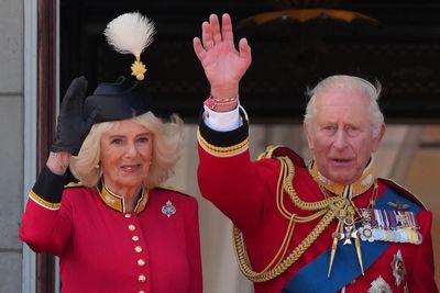 Buckingham Palace without the King? Royal tourists react