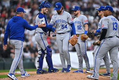 White Sox score 10 in third, thump Royals by 21 runs