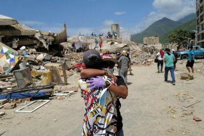 Solidarity, sadness among Venezuelans made destitute by quake