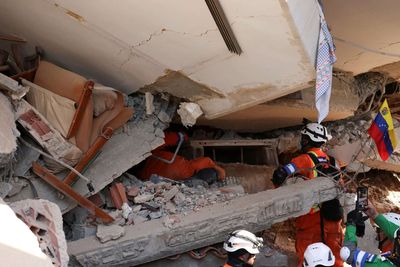 Venezuela earthquake toll hits 1,430, close to 69,000 people still missing, tension rises over 'inadequate response' by government as rescue teams running out of time to save lives, claim reports
