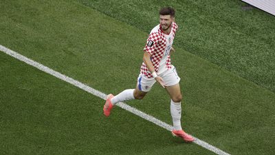 Croatia outmuscle Ghana to take second place in Group L as England beat Panama