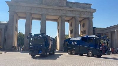 Hottest day: Berlin police deploy water cannons to fight extreme heat