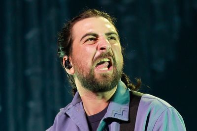 Noah Kahan begs fans to ‘go to the bathroom’ after audience incident: ‘Please dear God’
