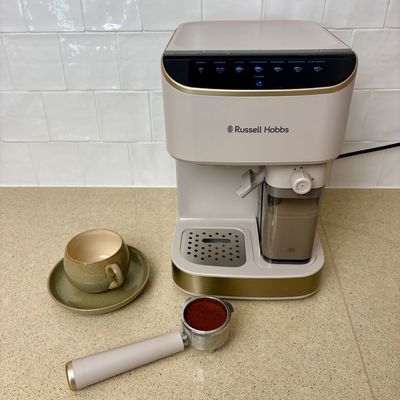 I just tried the Russell Hobbs Café Genie Espresso Machine – if your household is divided over whether to get an espresso machine or pod machine, this is the answer