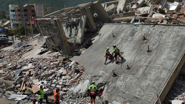 Venezuela's earthquakes death toll nears 1,500, tens of thousands still missing
