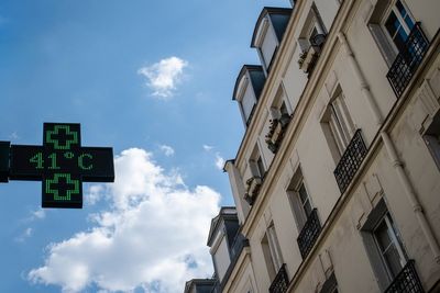 How many deaths have been linked to the record-breaking European heatwave?