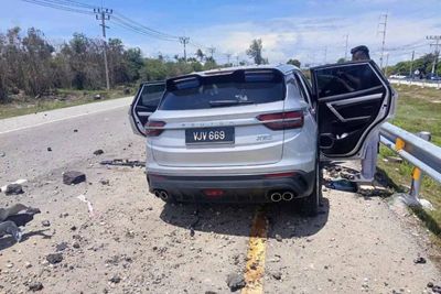 Road bomb injures two Malaysian motorists in South