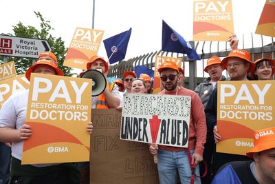 Resident doctors vote to accept 6.6% pay uplift to end year of strike action