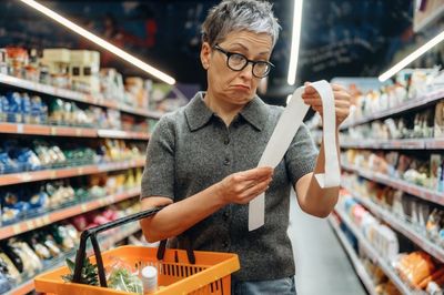 The Grocery Store Receipt Check: What You’re Actually Required to Do