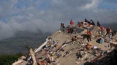 European rescue teams arrive in Venezuela in desperate bid to find quake survivors