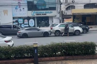 Brand-new Mercedes stages demolition derby on Bangkok street