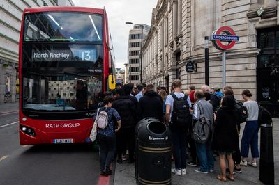 London bus drivers to vote on strike over hot conditions