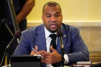 Mississippi district attorney pleads guilty to bribery conspiracy and resigns