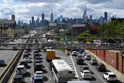 New York: two killed and 20 injured in Long Island Expressway crash