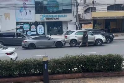 'Angry' Mercedes driver rams 8 cars in Bangkok