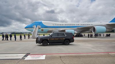 US Secret Service personnel are putting the lives of America’s VIPs at risk by refusing to use government-issued phones — but they might not be up to the job in the first place