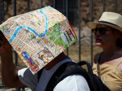 Tourists soldier on in Rome despite heatwave
