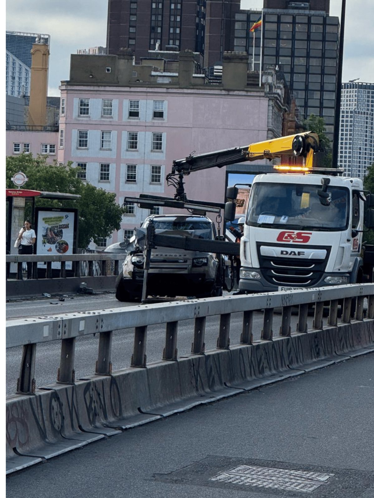 Waterloo Bridge closed in both directions after major…