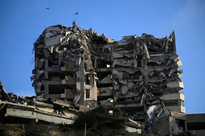 Venezuelans search, suffer one week after deadly quakes