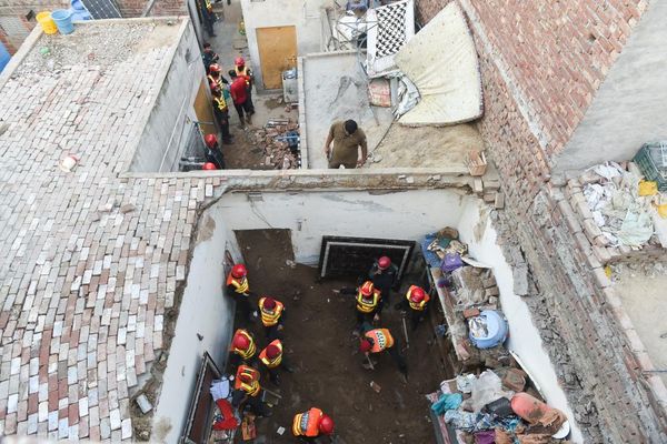 Pakistan roof collapse kills 14 children at tutoring centre