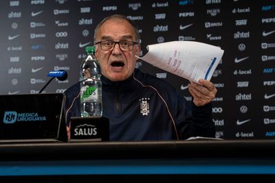 Marcelo Bielsa steps down from Uruguay role in explosive 100-minute press conference