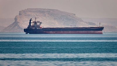 Ship runs aground in Hormuz as Iran insists on controlling the strait