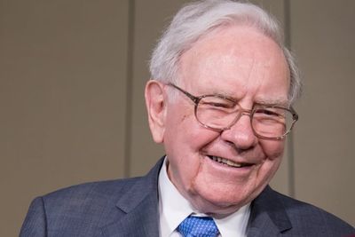 Warren Buffett Breaks A 20-Year Tradition As Report Says His Gates Foundation Donation Is Suddenly On Hold Over Epstein Files Review