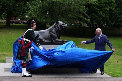 King celebrates achievements of Royal Regiment of Scotland on 20th anniversary
