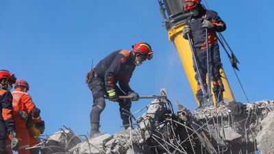 Search teams spend 6 days combing the rubble of a Venezuela building. Then they pull out the one survivor no one expected