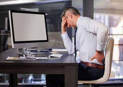 8 Everyday Habits Destroying Your Knees and Back