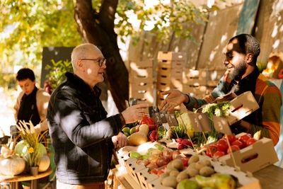 Delaware Market Cards: 6 Fresh-Food Details for Seniors