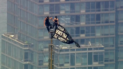 Empire State Building climb: Couple arrested after proposal atop New York's skyscraper - video