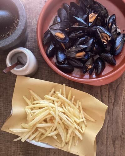 Rachel Roddy’s recipe for peppered mussels with salty chips