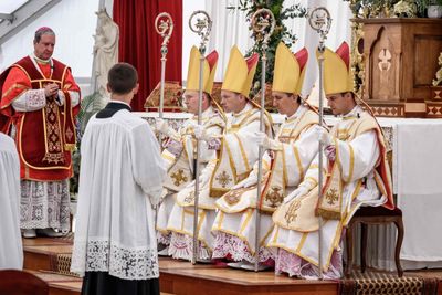 Rebel Catholic group defies Vatican