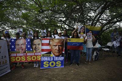 Venezuelan Political Prisoners Left Sleeping Outdoors, Trapped in Damaged Cells After Earthquakes, Families Warn