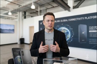 'Makes Me Want to Die': Elon Musk Slams Report of Secret 'Slimmer-Than-iPhone' SpaceX AI Phone Prototype
