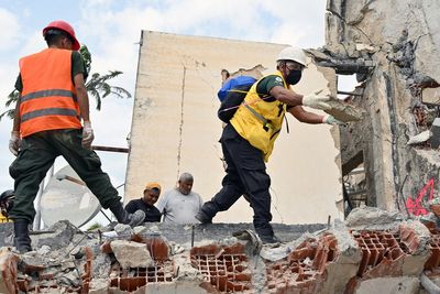 Venezuela earthquake rescue efforts continue as acting president faces criticism over response