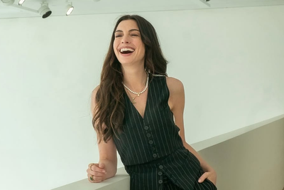 'I Did? I Did': Anne Hathaway Trolls Her Own Maternity Look After Fans Praise Her for Wearing It 'Backwards'