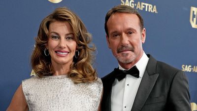 Don’t Overthink Your Next Sofa – Faith Hill and Tim McGraw’s Timeless, Anti-Trend Piece Is Approved by Every Generation of Critics